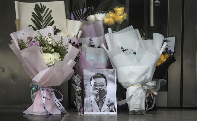 李文亮医生因感染武汉肺炎去世。图为武汉中心医院大门处的临时祭坛。(图片来源:Getty Images)