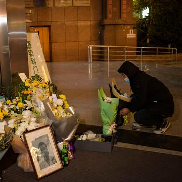 最早曝光武汉肺炎疫情的医生李文亮8日死亡,大批武汉市民前往悼念。(图片来源: STR/AFP via Getty Images)