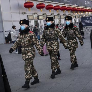 中国公民运动观察者野渡认为中共控制社会、控制人民的情况,在疫情过后可能还变本加厉。图为新年前夕戴防护口罩的北京警务人员正在巡逻。(图片来源:Kevin Frayer/Getty Images)