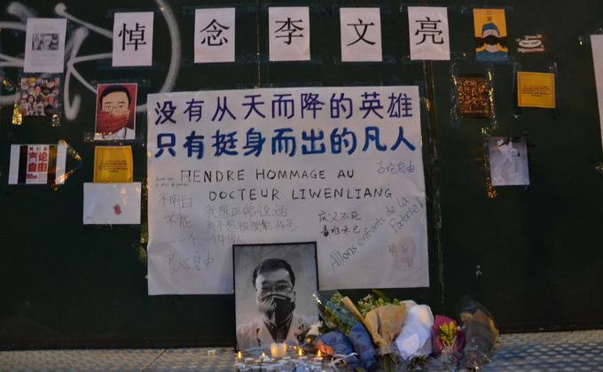 超过50名旅法中国学生与中国侨民9日晚间聚集在巴士底广场旁,为揭露武汉肺炎疫情的李文亮医生举行追思。现场除蜡烛、鲜花外,更有“言论自由”、“我想正常说话”等标语,希望事件能带来改变。 (图片来源:中央社)