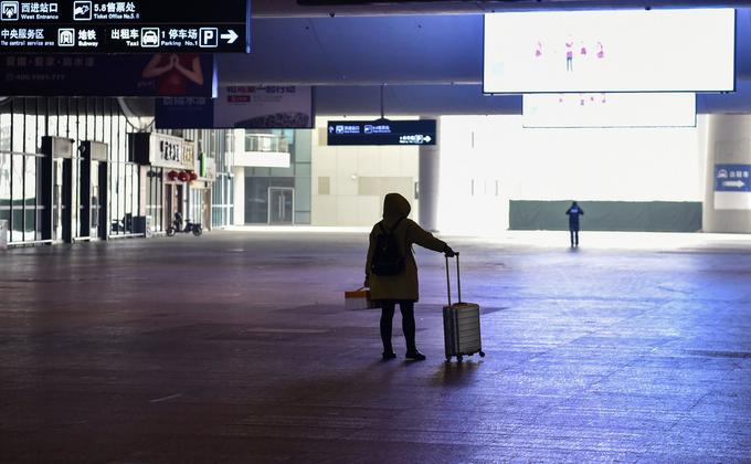 中国知名作家方方,以撰写日记的形式记录武汉封城后的所见所闻,成为许多网友一窥武汉现况的窗口。图为武汉1月23日宣布封城后空荡荡的火车站。(图片来源:HECTOR RETAMAL/AFP via Getty Images)