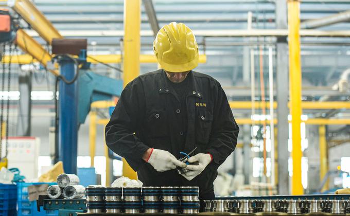 调查结果显示,近50%在中国的美国公司表示,由于冠状病毒的爆发而关闭业务。图为一名员工在中国浙江省杭州的一家工厂工作。 (图片来源:STR/AFP via Getty Images)