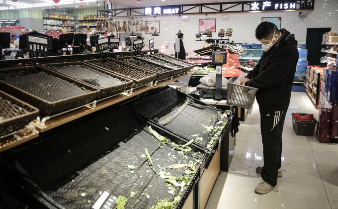 1月23日武汉“封城”后,一家超市看上去空荡荡的蔬菜购物区。(图片来源:Getty Images)