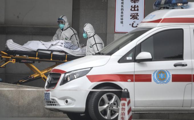 医务人员于2020年1月17日将患者转移到中国湖北武汉市金银潭医院。(图片来源:Getty Images)