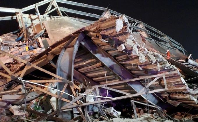 福建泉州市鲤城区欣佳酒店3月7日晚间7时5分发生坍塌事故,导致71人被埋。(图片来源:微博)