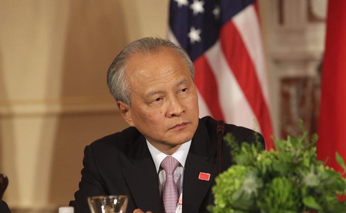 中国外交部发言人赵立坚声称,可能是美军将武汉肺炎病毒带入武汉。美国国务院召见中国驻美大使崔天凯(如图)表达强烈抗议。 (图片来源:CHRIS KLEPONIS/AFP via Getty Images)