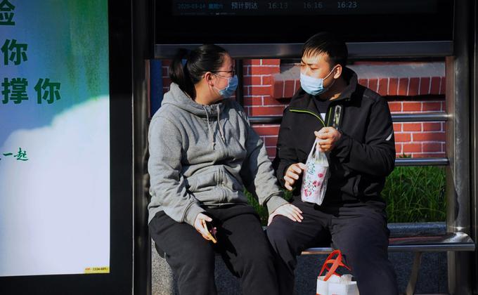 经历一个多月的防疫居家生活,中国许多夫妻朝夕相处下多了不少冲突,一些地方近期出现了离婚潮。图为上海街边的一对情侣。 (图片来源:中央社)