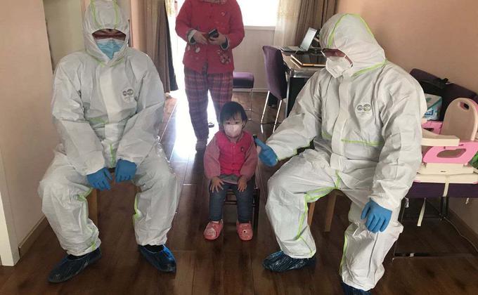 警察身穿隔離衣入戶