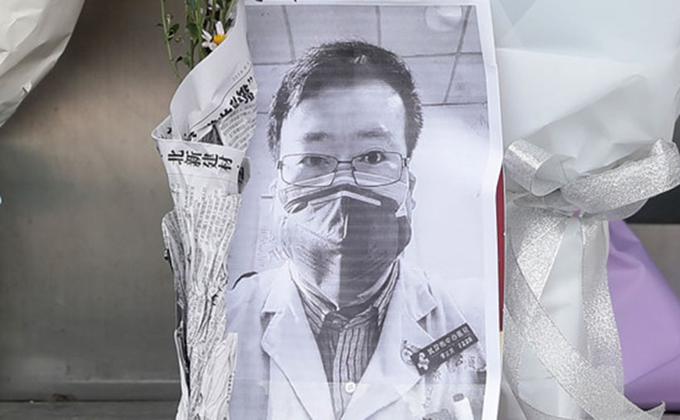 “吹哨人”李文亮调查报告出炉。图为人们悼念李文亮(图片来源:STR/AFP via Getty Images)