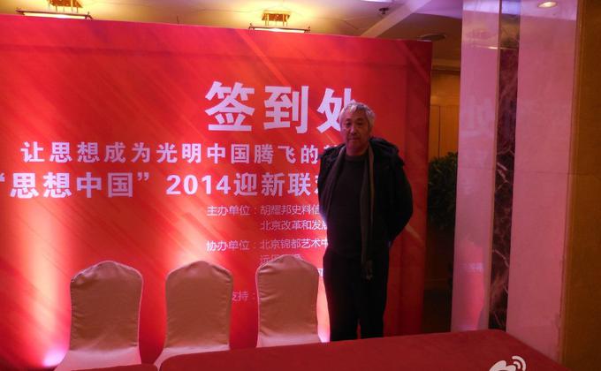 杨帆希望他希望中国改变这几年的思路,也批评在外国的国人“低估了疫情的世界大爆发”,“曲解了‘人们命运共同体’,将‘中国提供物资和医疗队’理解为‘可以放人进来’”,现在在关键时没及中断航班、拒绝外国人签证,此举会令疫情变得一发不可收抢。(图片来源:杨帆微博)