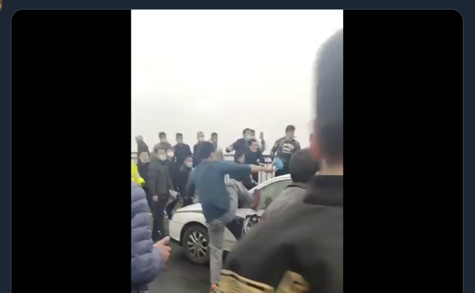 在湖北的黄梅县今天凌晨撤除交通关卡后,江西的九江市警方将桥上的关卡推进到黄梅县境内,驱赶通行车辆和民众,引发“跨省执法”质疑。之后爆发两地警方在桥上冲突拉扯,黄梅警察一度要被九江警察对方带上警车,引发民众不满,九江也派出大批特警到桥上戒备。(图片来源:Ray Lau 推特截图)