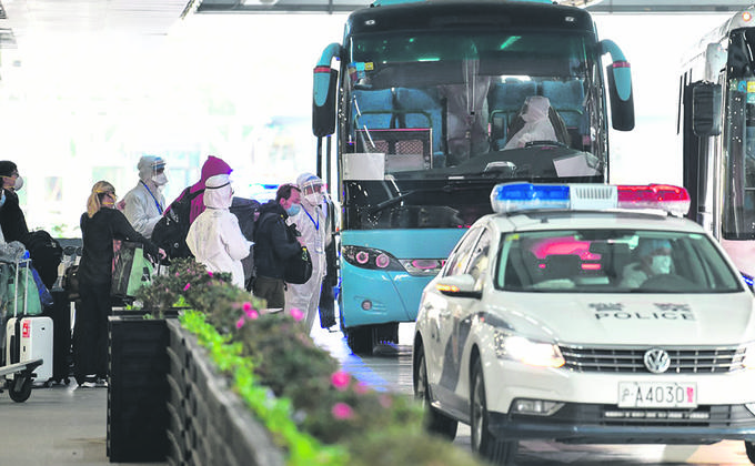 这些“被消失”的报导,主要采访对象包括前线医生、染疫病人及社会问题,比如:武汉市医院疫情大爆发原因、防疫漏洞,及志愿者活动、捐款流向等题材。(HECTOR RETAMAL/AFP via Getty Images)