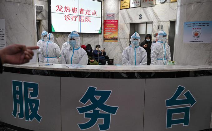 因医护人员短缺或者担心交叉感染,将患者拒之门外。(图: HECTOR RETAMAL/AGENCE FRANCE-PRESSE — GETTY IMAGES)