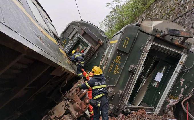中国一辆自山东济南开往广东广州的列车30日行经湖南郴州永兴县时,因撞击坍方山体,导致车头起火,部分车厢侧翻,已造成一人死亡。(图取自湖南消防微博网页)