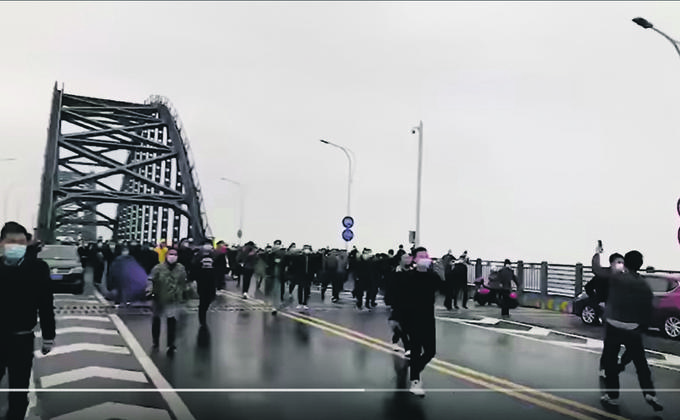网路上有多段网传视频显示,江西省九江市长江一桥处,湖北黄梅县交警与江西九江警察发生激烈冲突。许多特警和手持盾牌的防爆警察到场,场面骇人。(图片来源:视频截图)