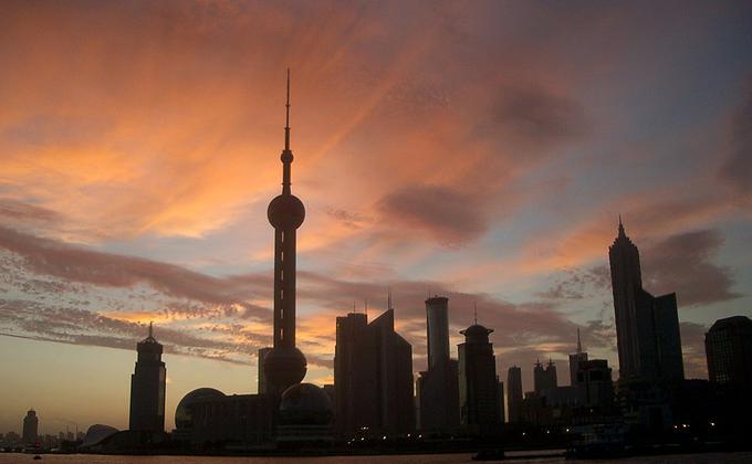上海浦东3大高楼是当地的代表性景点,原本12日才开放,且采取了严格的限流措施,游客须预约和出示上海地区的健康码“随申码”才能进入。尽管如此,仍突然宣布30日起临时闭园。(图片来源:Adam Schorsch/Wikipedia)