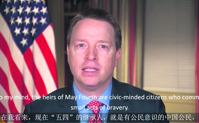 用中文直接与中国老百姓对话,博明是白宫历史第一人。美国白宫副国家安全顾问博明(Matthew Pottinger)(图片来源:美国白宫Youtube影片截图)