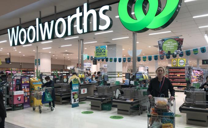 尽管Woolworths的销售额创下历史新高,但由于COVID-19导致成本激增,预计今年Woolworths的税前收益将减少约20%。(图:看中国)