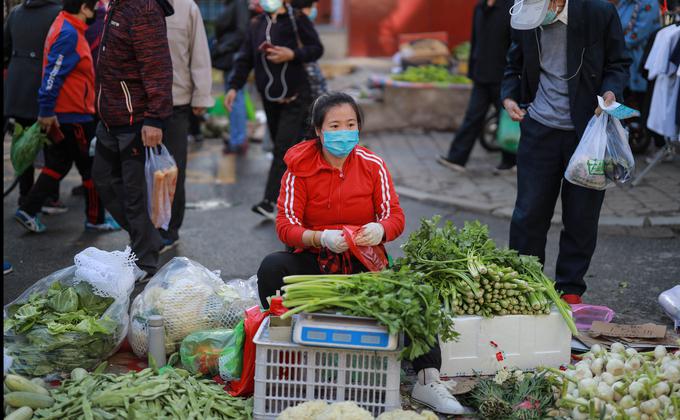 正當習近平信誓旦旦要求今年全面脫貧時,中國總理李克強卻讓「地攤經濟」一夜之間成了熱詞。(图片来源:STR/AFP via Getty Images)