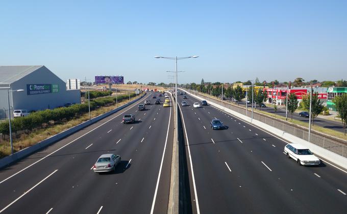 澳洲其他州都有类似的交通补助计划。图为墨尔本Tullamarine freeway高速公路。(图片来源:Bidgee/Wikimedia Commons/CC BY-SA 3.0)
